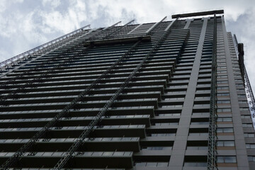 超近代的な超高層ビルの斬新なデザイン、真下からの外観模様