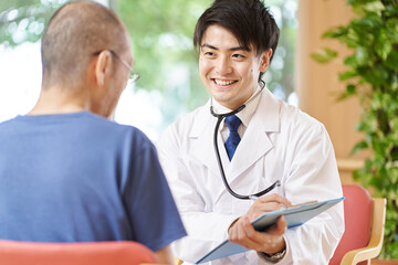 介護施設で診察をする男性医師