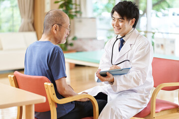 介護施設で診察をする男性医師