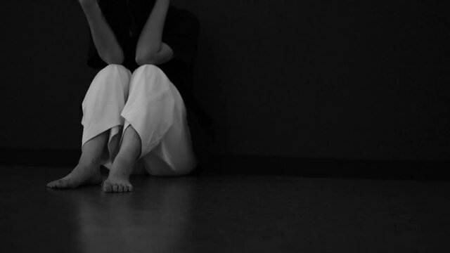 悲しみに暮れる女性