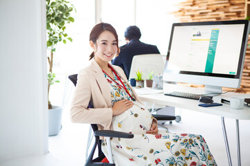 オフィスで働く妊婦の社員