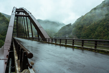 雨に濡れた奥裾花大橋