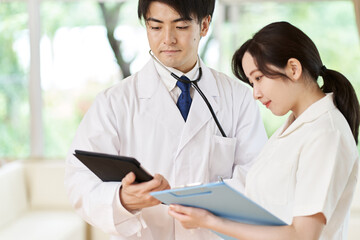打ち合わせをする医師と看護師