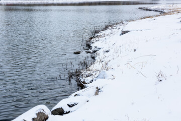 Obraz premium Snow scenery along the river in city Park in winter