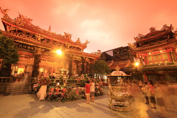 Fototapeta premium Longshan temple at dusk in Taipei, Taiwan