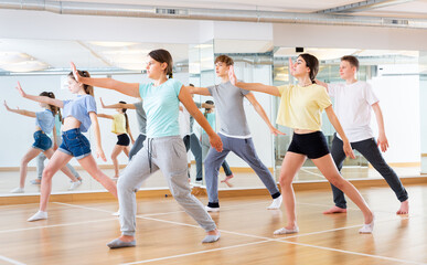 Fototapeta na wymiar Boys and girls learn to dance modern dances in dance studio