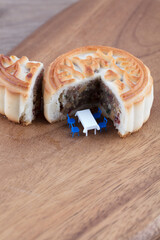 Cut a corner of the moon cake to reveal the dining table and chair