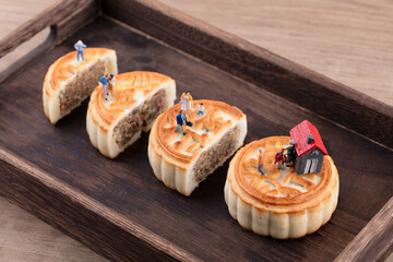The changing moon cakes and the children returning home for reunion