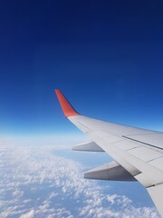 Obraz premium Wing aircraft in the blue sky