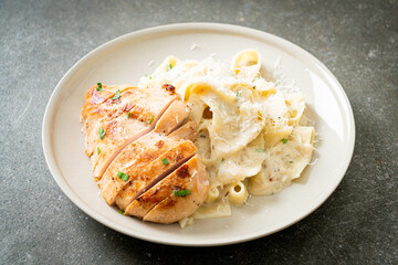 fettucine pasta white creamy sauce with grilled chicken
