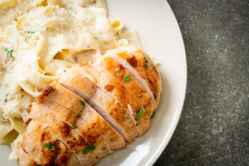 fettucine pasta white creamy sauce with grilled chicken