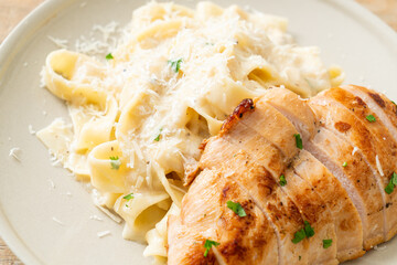 fettucine pasta white creamy sauce with grilled chicken