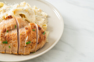 fettucine pasta white creamy sauce with grilled chicken