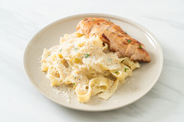 fettucine pasta white creamy sauce with grilled chicken