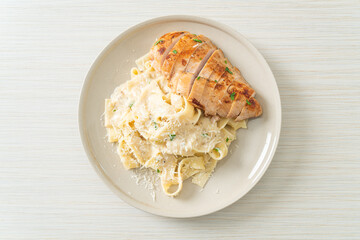 fettucine pasta white creamy sauce with grilled chicken