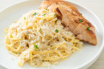 spaghetti white creamy sauce with grilled chicken