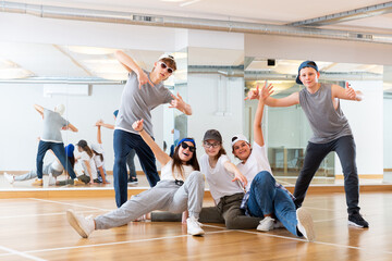 Fototapeta na wymiar Portrait of group of teenagers in dance studio. Hip hop dancers