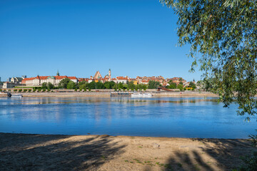 Obraz premium Warsaw Skyline From River Beach