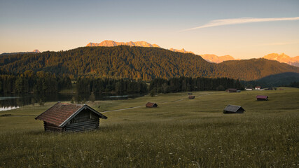 Geroldsee bei Sonnenaufgang in den Alpen, Wagenbrüchsee, mit Karwendel, Krün, Werdenfelser Land,...