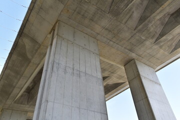 高架の橋脚と橋桁