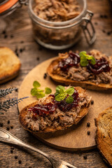 Pulled duck with caramelized onion
