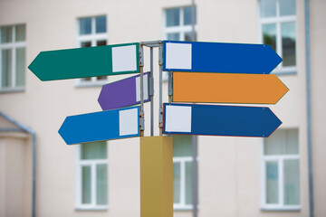 Colored arrows show the direction of travel.