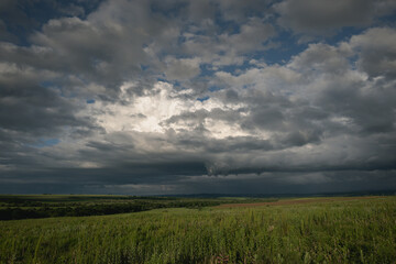 Obraz premium beautiful clouds at sunset and a green meadow