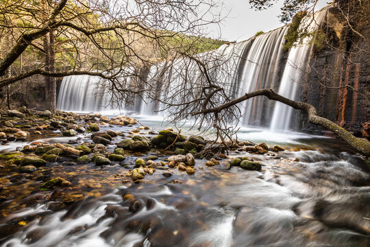 Presa del Pradillo, cayendo sobre el rio Lozoya en primavera sobre una zona muy pedregosa