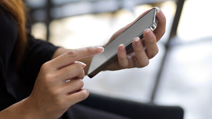 Obraz na płótnie Canvas Close up female hands browsing for online shopping via smartphone