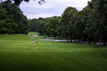 Obraz premium Westpark München mit Menschen im Sommer mit grünen Wiesen