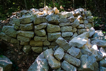 Rocce lungo il sentiero per le cascate del Fosso di Teria a Secchiano nelle Marche