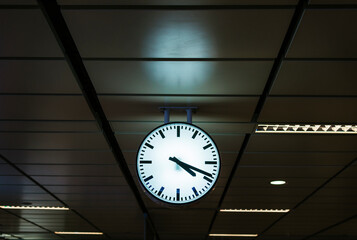 Obraz premium Clock on a train station