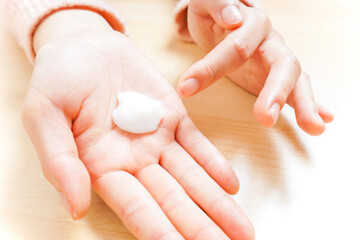 クリームを塗る手