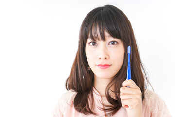 ハミガキをする若い女性