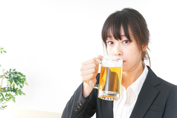 スーツでビールを飲むビジネスウーマン