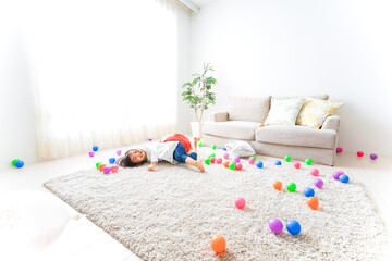 部屋で遊ぶ子ども