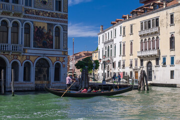 Obraz na płótnie Canvas facades of the narrow streets of the old city of Venice