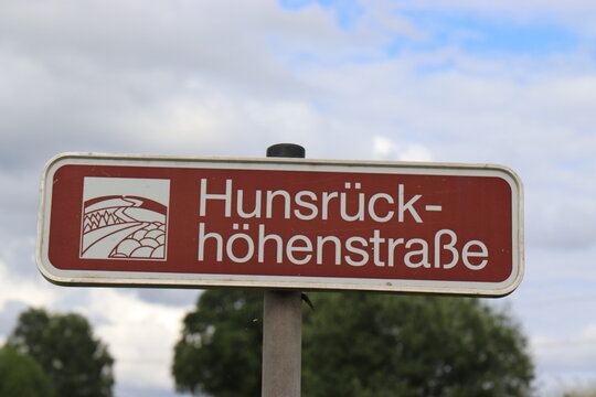 Schild " Hunsr&uuml;ckh&ouml;henstra&szlig;e". B 372