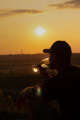 Sonnenuntergang in Rheinhessen mit Weinglas