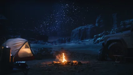 Deurstickers Mensen kamperen & 39 s nachts in de Canyon, voorbereiden om te slapen in de tent. Kampvuur brandt nauwelijks, vrachtwagen in de buurt. Verbazingwekkend uitzicht op het natuurlijke landschap met prachtige heldere Melkwegsterren die op de bergen schijnen © Gorodenkoff