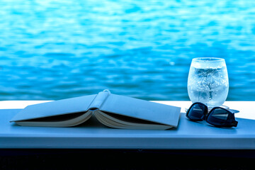 海辺のリゾートで本を読むイメージ