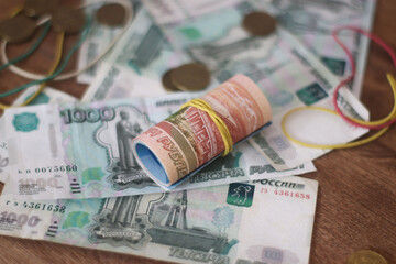 деньги свернутые в трубочку