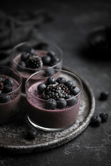 Pots de crèmes à la myrtille faits maison