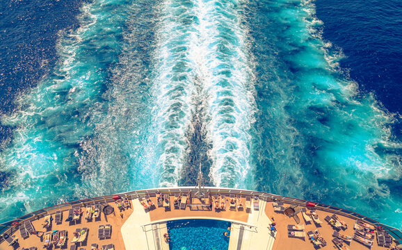 Vue du sillage et de la piscine arri&egrave;re du MSC Seaside, navire de croisi&egrave;re de la Compagnie MSC Croisi&egrave;res le 15 juillet 2021 en navigation.