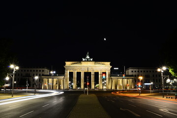 Fototapeta na wymiar night Berlin in the lights of lanterns