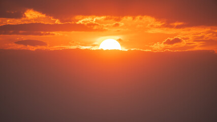 Obraz premium Beautiful sunset behind dark clouds