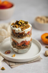 verre de granola fait maison yaourt et abricot