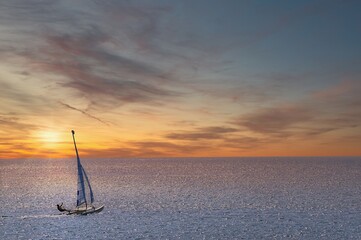 catamaran vers coucher de soleil
