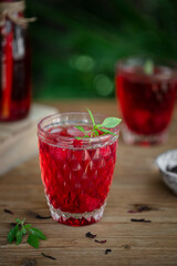 verre de boisson fraîche hibiscus et framboise