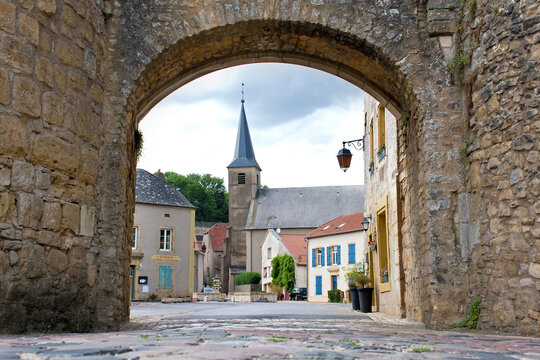 Stadttor "Porte de Sierck" mit Marktplatz in Rodemack, Frankreich